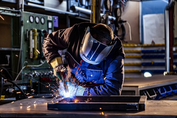 Soldador executando serviço de caldeiraria industrial